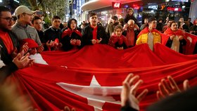 Turci si těsnou většinou odhlasovali v referendu posílení pravomocí pro prezidenta Erdogana. Systém se tu zřejmě změní z parlamentního na prezidentský.