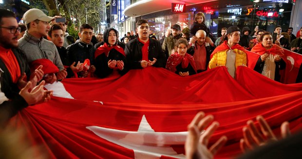 EU musí zmrazit jednání s Tureckem, radí expert. A kritizuje neintegraci běženců