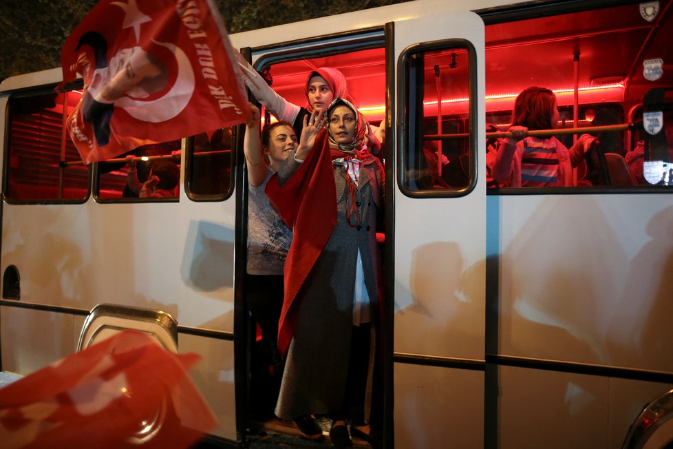 Turci si těsnou většinou odhlasovali v referendu posílení pravomocí pro prezidenta Erdugana. Systém se tu zřejmě změní s parlamentního na prezidentský