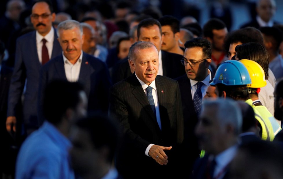 V Turecku začaly  parlamentní a prezidentské volby, v nich je favoritem stávající hlava státu Erdogan