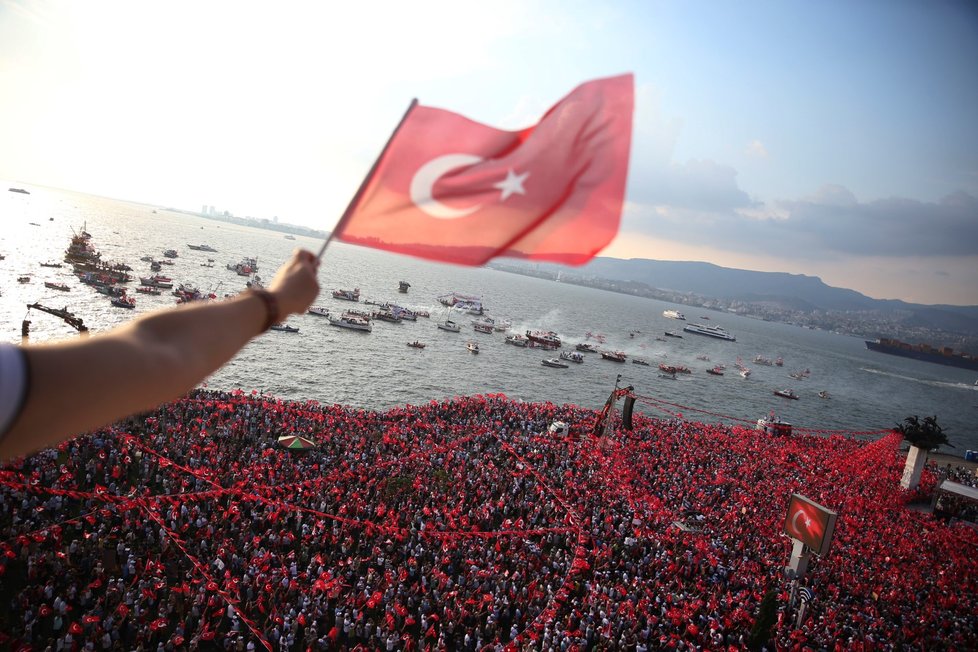 Turecko čekají v neděli parlamentní a prezidentské volby, v nich je favoritem stávající hlava státu Erdogan.