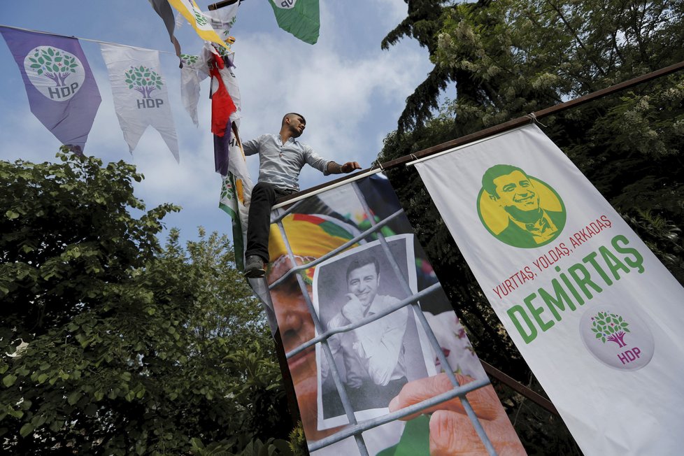 Vězněný turecký prezidentský kandidát Selahattin Demirtaş: Protest na jeho podporu