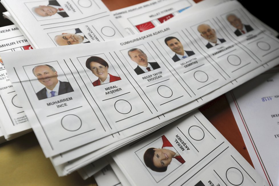 V Turecku začaly souběžné prezidentské a parlamentní volby.