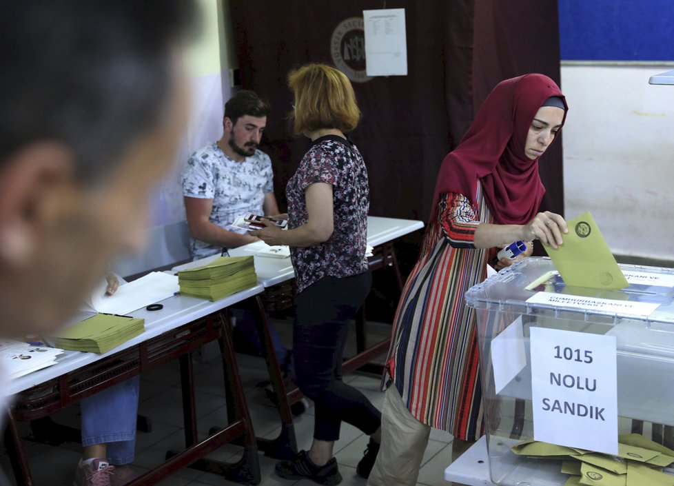 V Turecku začaly souběžné prezidentské a parlamentní volby.