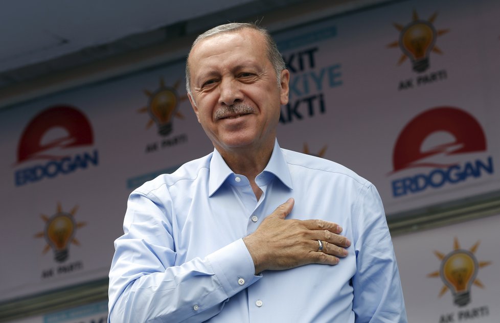 Současný prezident Turecka Recep Erdogan usiluje o další mandát s posílenými prezidentskými pravomocemi.