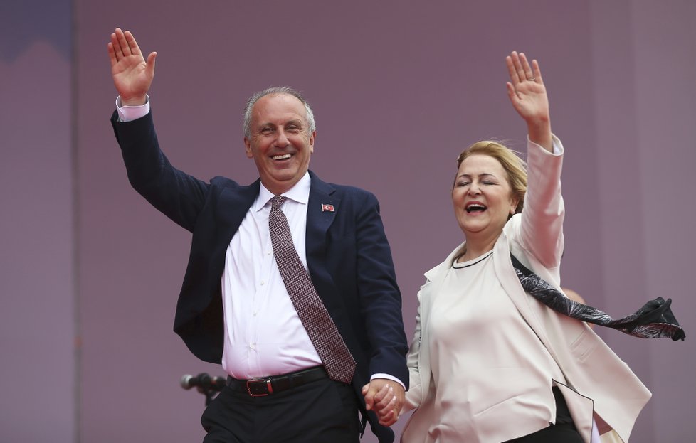 Největším soupeřem u prezidentských voleb byl pro Erdogana Muharrem Ince, na snímku je s manželkou Ulku.
