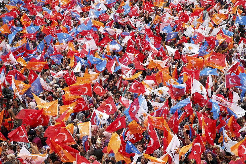 Prezident Erdogan má tisíce příznivců. Turecko se pomalu mění na prezidentský stát. Přeměnu završí prezidentské a parlamentní volby 24. června, ve kterých Erdogan a jeho strana znovu kandidují.