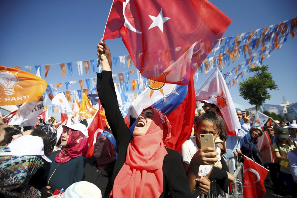 Prezident Erdogan má tisíce příznivců. Turecko se pomalu mění na prezidentský stát. Přeměnu završí prezidentské a parlamentní volby 24. června, ve kterých Erdogan a jeho strana znovu kandidují.