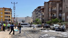 Na jihu Turecka u syrských hranic v pátek explodovalo auto. Podle agentury Reuters při tom přišli o život tři Syřané, jeden člověk utrpěl zranění.