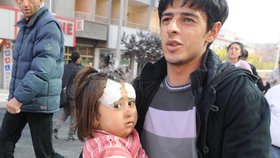 Tato dívka měla štěstí, zemětřesení přežila jen s lehkým zraněním