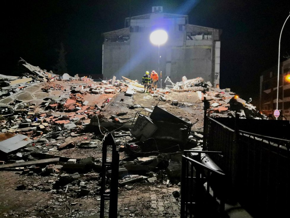 Český USAR tým pomáhá pátrat v troskách po zemětřesení v Turecku.