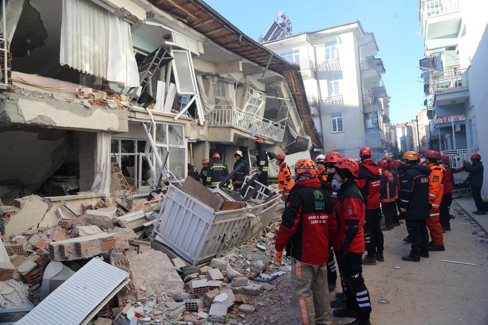 Po zemětřesení v Turecku je zraněno přes tisíc lidí, mnoho jich je stále uvězněných pod troskami