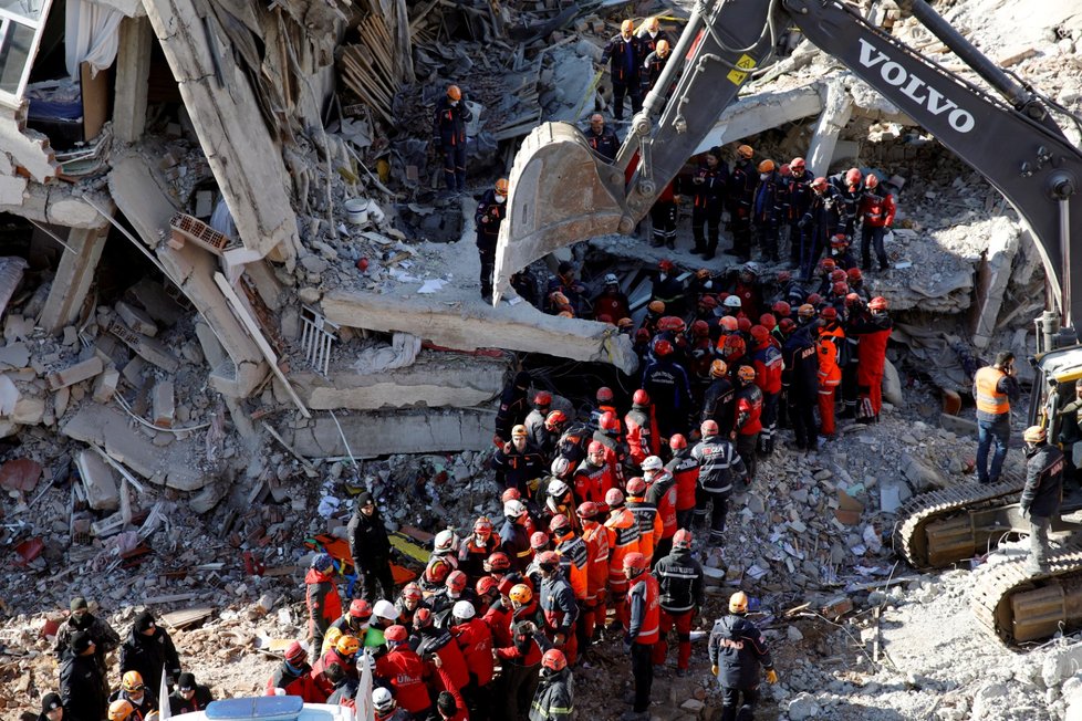 Páteční zemětřesení v Turecku má už 31 obětí