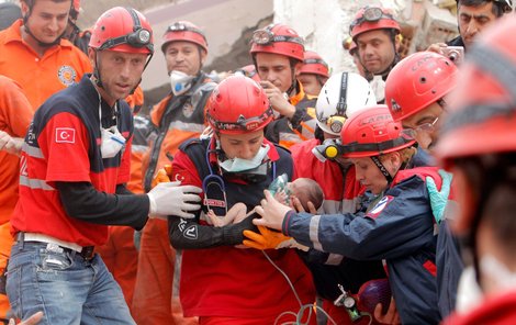 Záchranáři už drží maličkou v rukou a spěchají s ní do nemocnice.