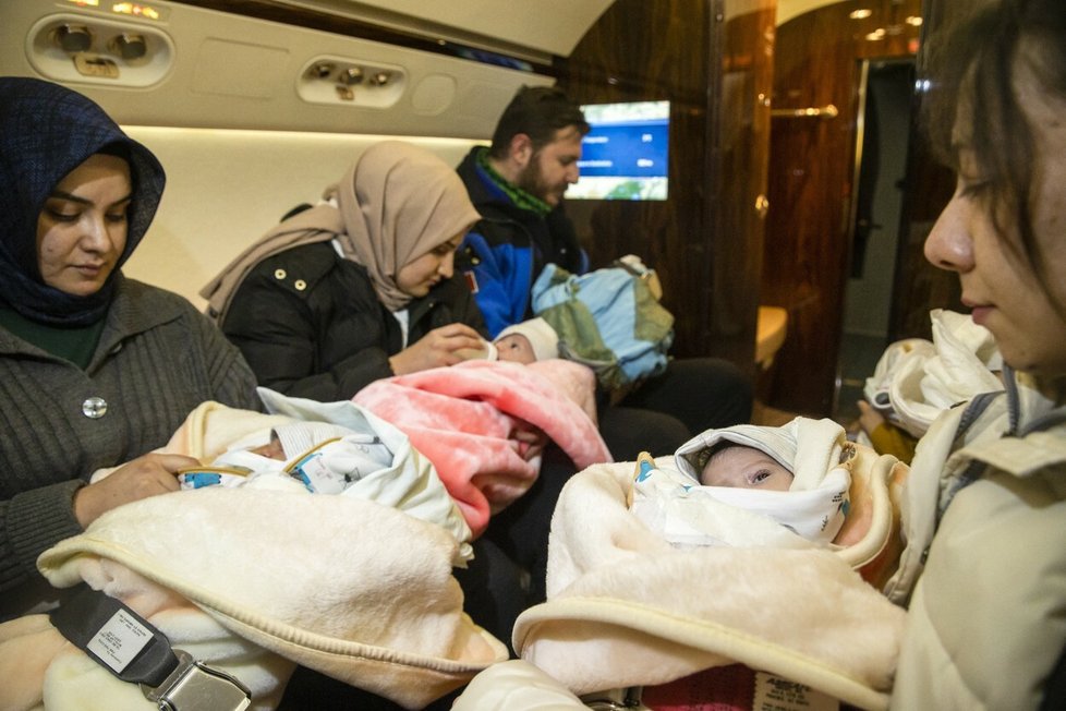 Šestnáct osiřelých miminek převezli letecky do Ankary.