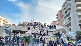 Zemětřesení v Turecku a Řecku: 100 mrtvých, pátrání v troskách a pustošivá tsunami