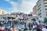 Zemětřesení v Turecku a Řecku: 100 mrtvých, pátrání v troskách a pustošivá tsunami