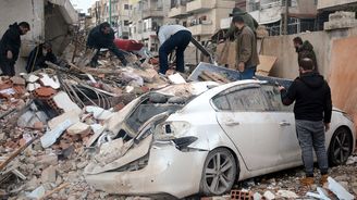 Silné zemětřesení v Turecku a v Sýrii má přes 3800 obětí, zraněných a nezvěstných jsou další tisíce