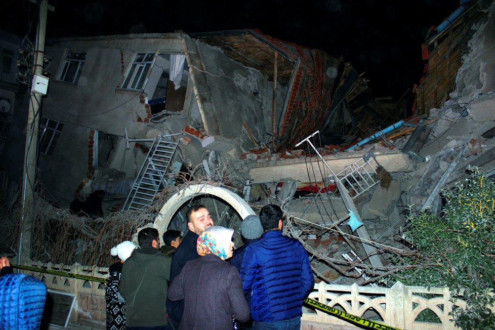 Po zemětřesení v Turecku umírali lidé (24. 1. 2020)