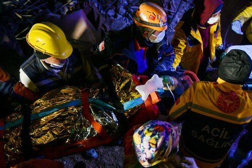 Záchranáři v Turecku vyprostili z trosek živou ženu, čekala 170 hodin (13.2.2022).