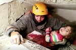 Malou dívenku vyprostili záchranáři 24 hodin po zemětřesení.