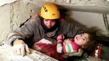 Zázrak v Turecku: Záchranáři vyprostili 24 hodin o zemětřesení holčičku (2), bojují ale s časem