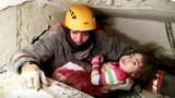 Zázrak v Turecku: Záchranáři vyprostili 24 hodin o zemětřesení holčičku (2), bojují ale s časem