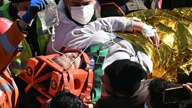 Zázračná záchrana 17leté dívky z trosek po zemětřesení v Turecku. Po 248 hodinách