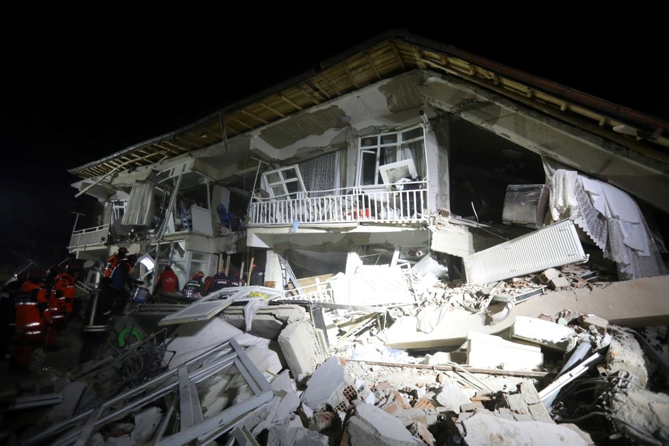 Zkáza po zemětřesení v Turecku.