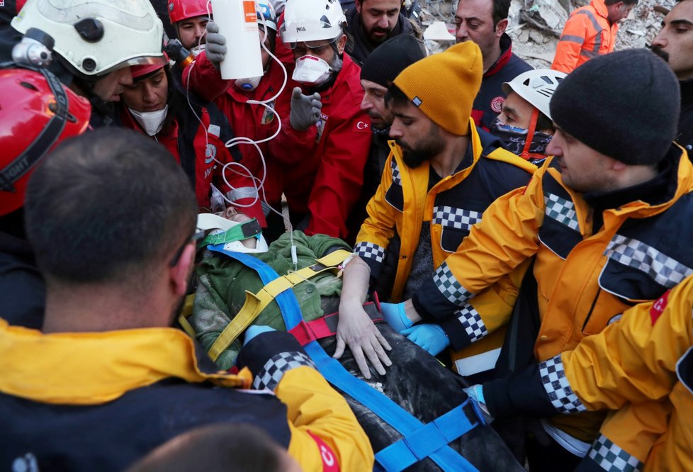 Zraněných po zemětřesení v Turecku je víc než tisíc.