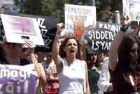 „Do oblečení se nepleťte!“ Ženy v Turecku demonstrovaly za právo nosit, co chtějí