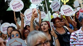 Ženy v Turecku demonstrovaly za právo oblékat se, jak chtějí.