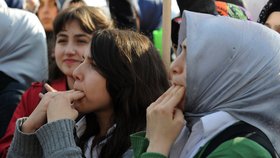 Znásilní dívku a pak se s obětí ožení: Sexuální delikventi v Turecku se vyhýbají trestu.