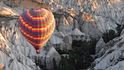 Let balonem z Love Valley do Uçhisaru. Balony do údolí pomalu klesají a poté opět stoupají vzhůru.