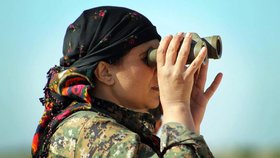 Turecko zrušilo ženám v armádě zákaz nošení šátků.