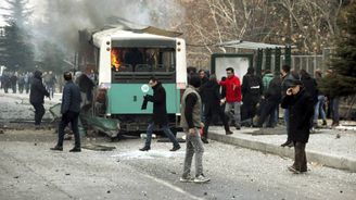 Po atentátu na autobus zemřelo v Turecku třináct vojáků