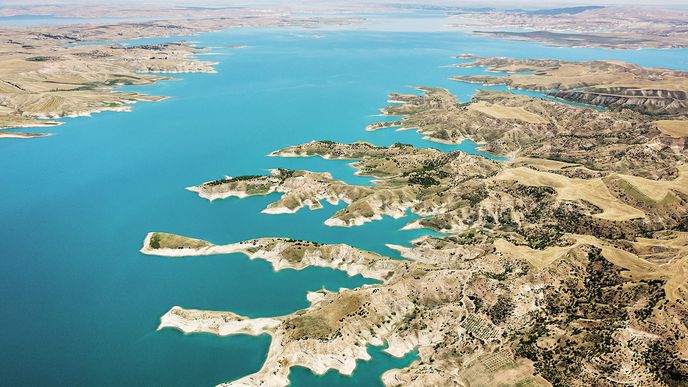 Pohled z výšky na přehradu na řece Eufrat