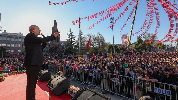 Kandidát opozice Kemal Kiliçdaroglu  slibuje návrat parlamentního systému a občanských svobod.