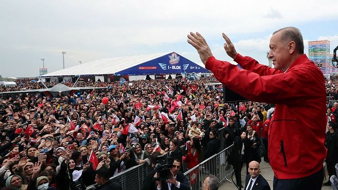 Prezident Recep Tayyip Erdogan může po dvaceti letech ztratit moc, potřebuje nyní úspěchy.