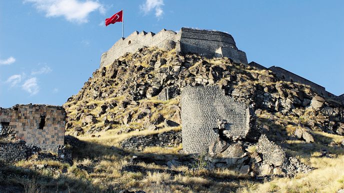 Kars je historickou branou mezi Anatólií a Kavkazem a místní impozantní pevnost bývala jejím zámkem