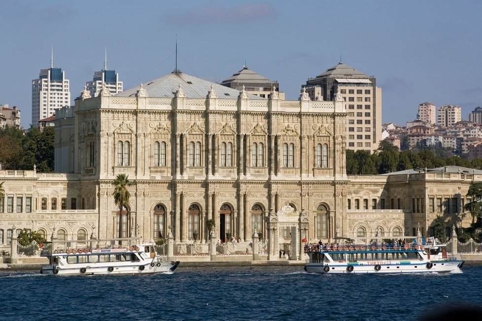 Přepychový palác Dolmabahce v Istanbulu.