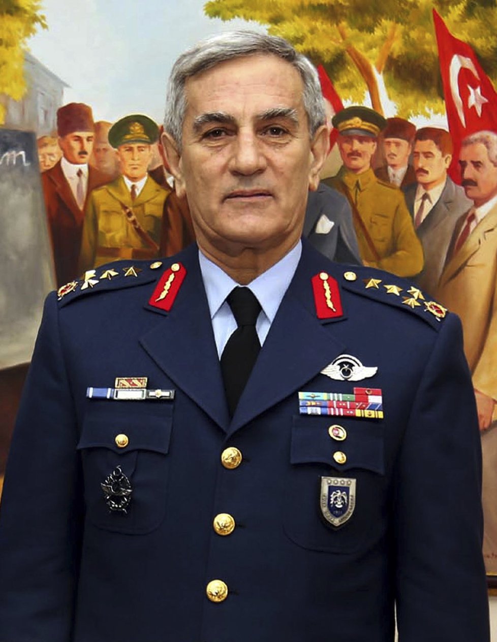 Mezi zadrženými skončil také vůdce půčistů – velitel letectva Akin Öztürk.