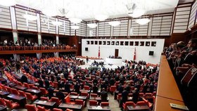 Turecký parlament na mimořádném zasedání po nezdařeném armádním puči