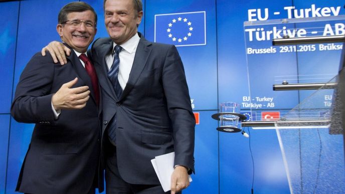 Turecký premiér Ahmet Davutoglu a předseda Evropské rady Donald Tusk