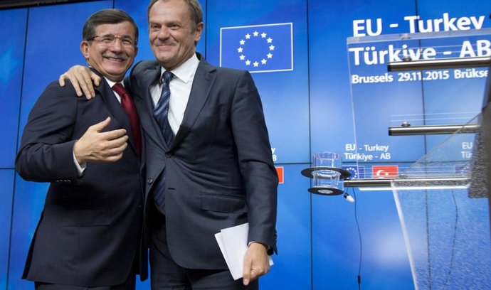 Turecký premiér Ahmet Davutoglu a předseda Evropské rady Donald Tusk