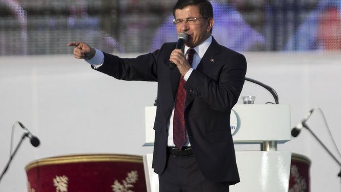 Turecký premiér Ahmet Davutoglu podal demisi