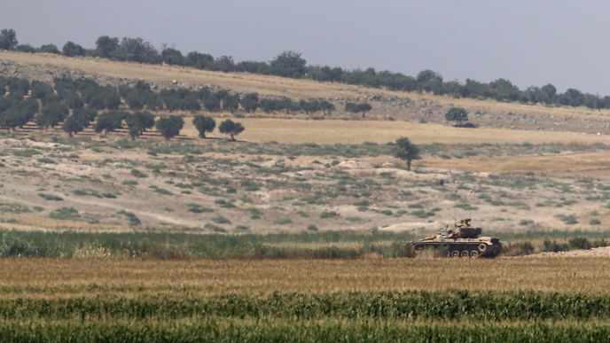 Turecké tanky dnes ostřelovaly vesnici v severní Sýrii, kterou chrání kurdské jednotky. Oznámily to kurdské zdroje,