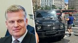 Grand Turek Auto a znamení zdviženou pravicí. Internet si podává poslancovu nehodu se sanitkou