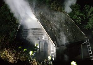 U Hostivařské přehrady hořela 21. září 2020 časně ráno dvoupatrová chata.