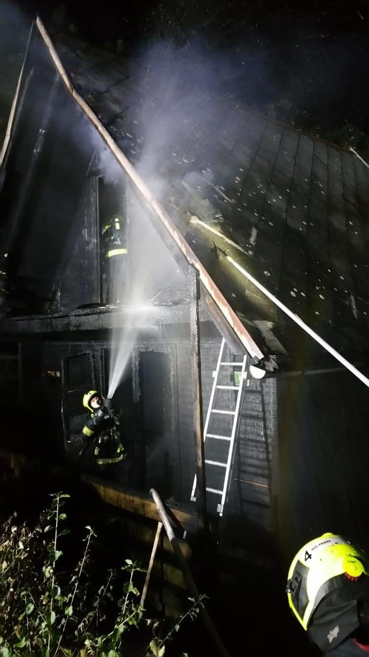 U Hostivařské přehrady hořela 21. září 2020 časně ráno dvoupatrová chata.